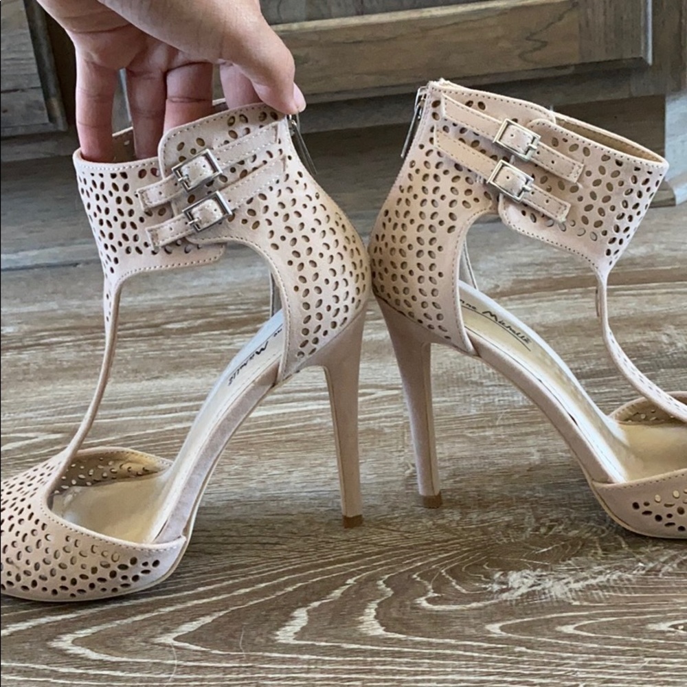 Tan heels - Picture 3 of 4